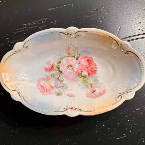 SHUMANN BAVARIA, VINTAGE OVAL DISH. IRIDESCENT ROSE PATTERN WITH GOLD TRIM. - Picture 5 of 7